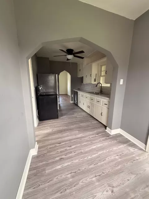 Entry Way - 922 E Mitchell Ave, Waterloo, IA 50702 photo 1 of 3