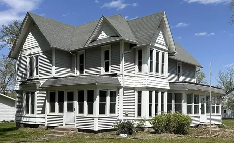 550 N 1st St, Maynard, IA 50655
