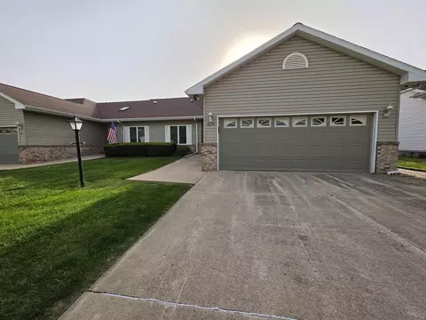 4209 Briarwood Dr, Cedar Falls, IA 50613