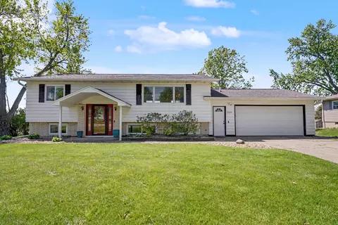 2019 Greenhill Dr, Cedar Falls, IA 50613