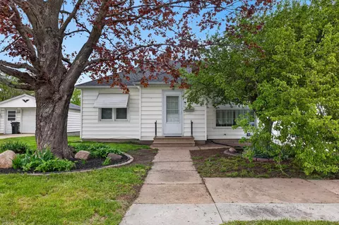 1203 W 1st St, Cedar Falls, IA 50613