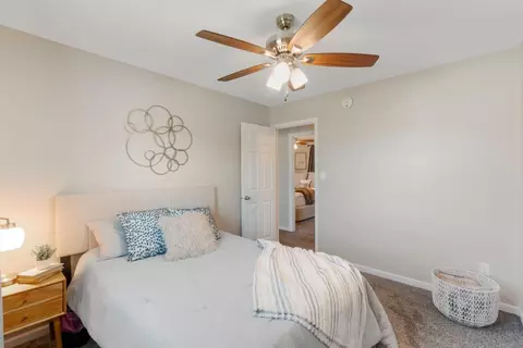 Bedroom - 727 Progress Ave, Waterloo, IA 50701 photo 3 of 7