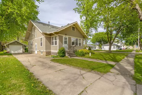 100 W 4th St, Sumner, IA 50674