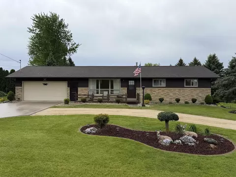 31716 Olde Castle Rd, Dyersville, IA 52040