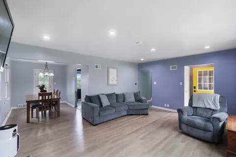 Living - 145 Cornwall Ave, Waterloo, IA 50702 photo 1 of 1