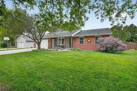 2824 Fandre Dr, Cedar Falls, IA 50613
