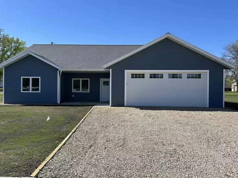 101 Maverick Ln, Riceville, IA 50466