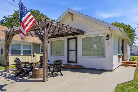 120 Mars Hill Dr, Clear Lake, IA 50428