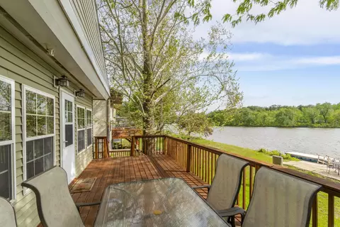 922 Cottage Row Rd, Cedar Falls, IA 50613