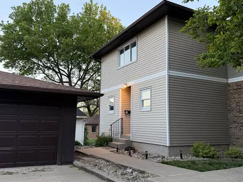 2122 Bicentennial Dr, Cedar Falls, IA 50613