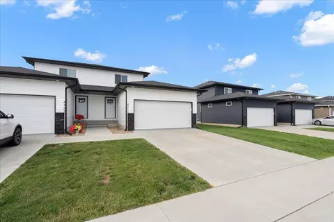 4332 S Mourning Dove Dr, Waterloo, IA 50702