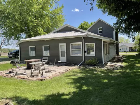 Exterior - 716 E 13th St, Sumner, IA 50674 photo 7 of 13