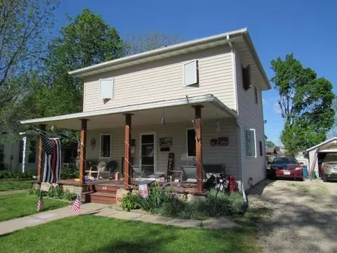 418 N Cedar St, Monticello, IA 52310