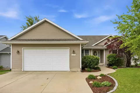 2407 Green Creek Rd, Cedar Falls, IA 50613