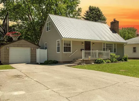 107 SW Sunset St, Waverly, IA 50677