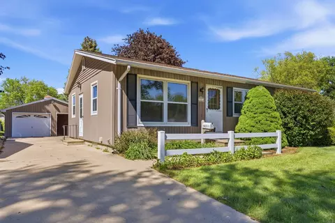 927 Burbank Ave, Waterloo, IA 50702