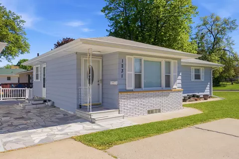 1231 E Ridgeway Ave, Waterloo, IA 50702 photo 2