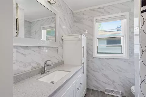 1231 E Ridgeway Ave, Waterloo, IA 50702 photo 12