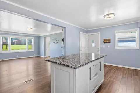 1231 E Ridgeway Ave, Waterloo, IA 50702 photo 8