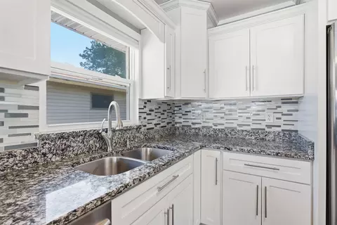 1231 E Ridgeway Ave, Waterloo, IA 50702 photo 9