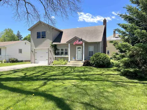 215 East St, Decorah, IA 52101