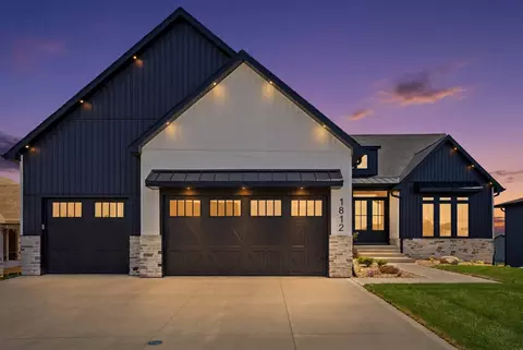 1812 Yale Parkway Pkwy, Cedar Falls, IA 50613