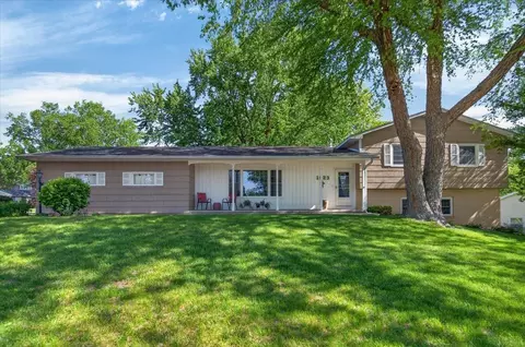 1823 Timberledge Dr, Cedar Falls, IA 50613