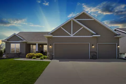 2921 Timber Cove Dr, Cedar Falls, IA 50613