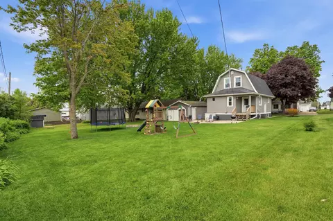 Exterior - 330 S Walnut Ave, New Hampton, IA 50659 photo 4 of 6