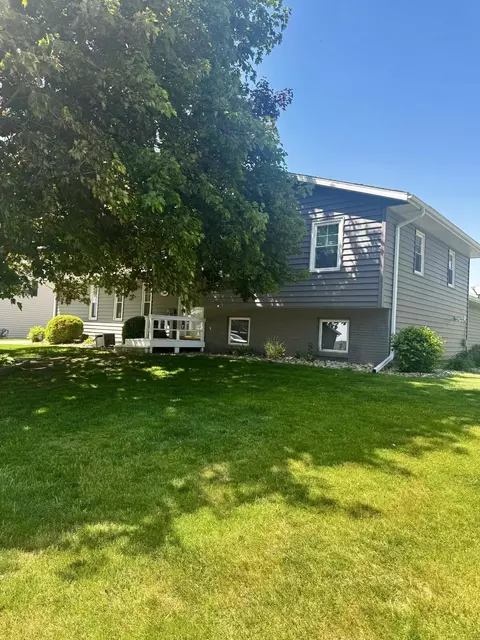 1509 Cantebury Cir, Grundy Center, IA 50638