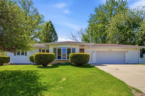 1926 Crescent Dr, Cedar Falls, IA 50613