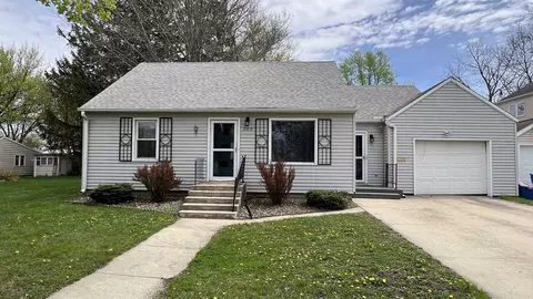 306 S Locust Ave, New Hampton, IA 50659