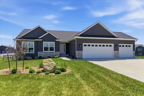 121 Goldcrest Ct, Waterloo, IA 50701