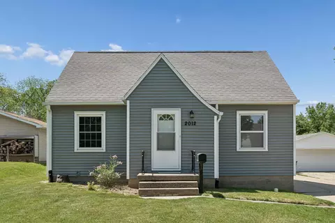 2012 W 7th St, Waterloo, IA 50702