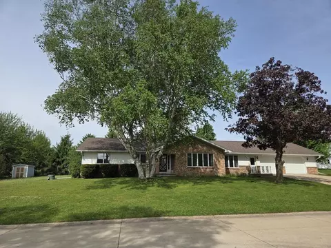 411 Westwood Dr, Strawberry Point, IA 52076