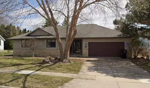 618 Birdsall Dr, Cedar Falls, IA 50613