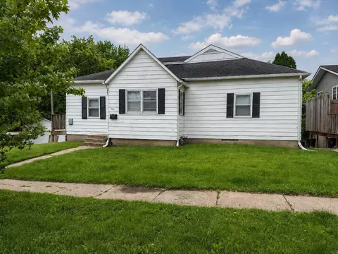 920 W 2nd St, Cedar Falls, IA 50613