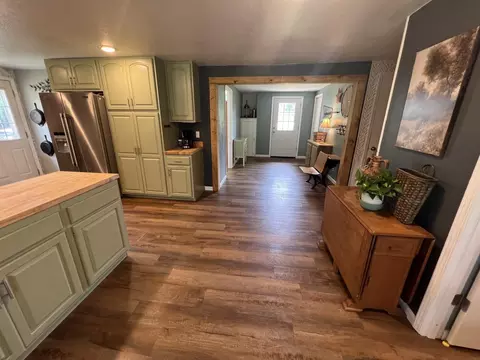 Entry Way - 1106 Main St, Elgin, IA 52141 photo 2 of 2