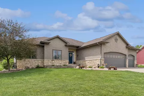 2709 Falcon Ln, Cedar Falls, IA 50613