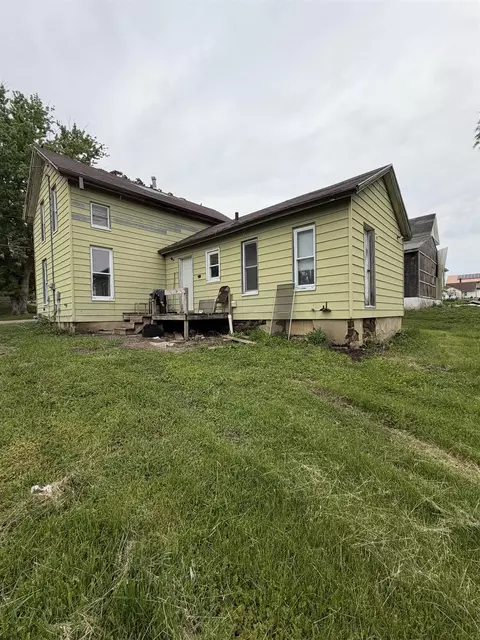 Exterior - 1307 10th St, Eldora, IA 50627 photo 4 of 4