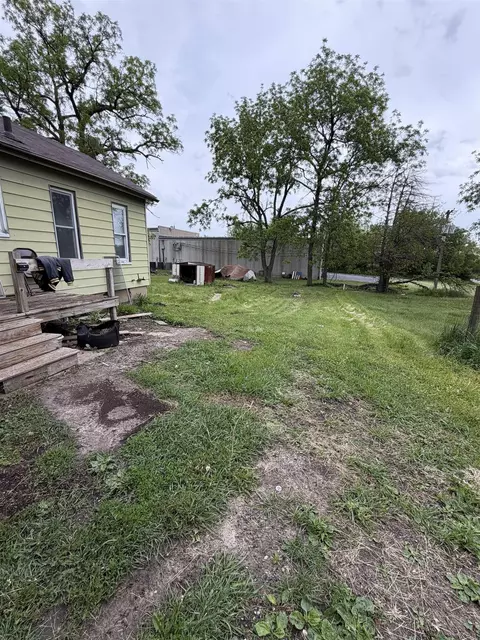 Exterior - 1307 10th St, Eldora, IA 50627 photo 3 of 4