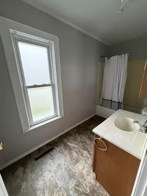 Bath - 1307 10th St, Eldora, IA 50627 photo 1 of 1
