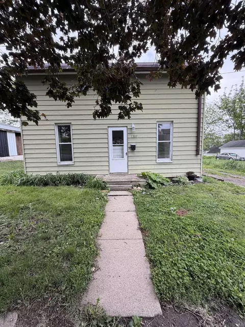 Exterior - 1307 10th St, Eldora, IA 50627 photo 2 of 4