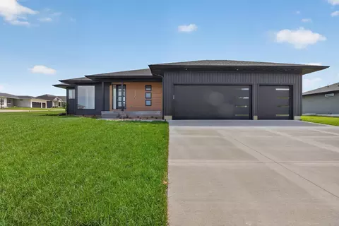 1703 Red Tail Dr, Waterloo, IA 50701
