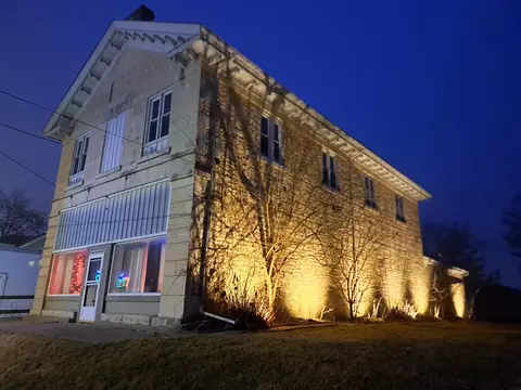 412 Main St, Colesburg, IA 52035