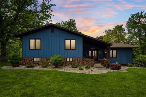 1621 Picturesque Dr, Cedar Falls, IA 50613