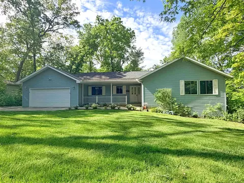 1727 E Hill Rd, Decorah, IA 52101