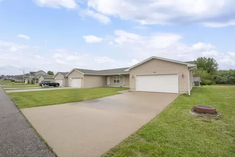 5480 Summerland Dr, Waterloo, IA 50701