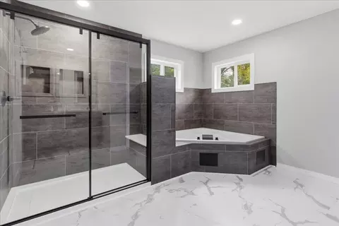 Bath - 307 Lambeth Rd, Waterloo, IA 50701 photo 1 of 7