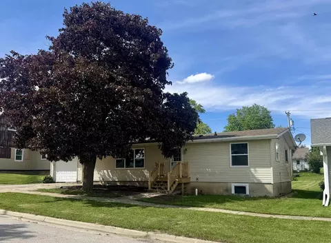 303 E Clay St, Calmar, IA 52132